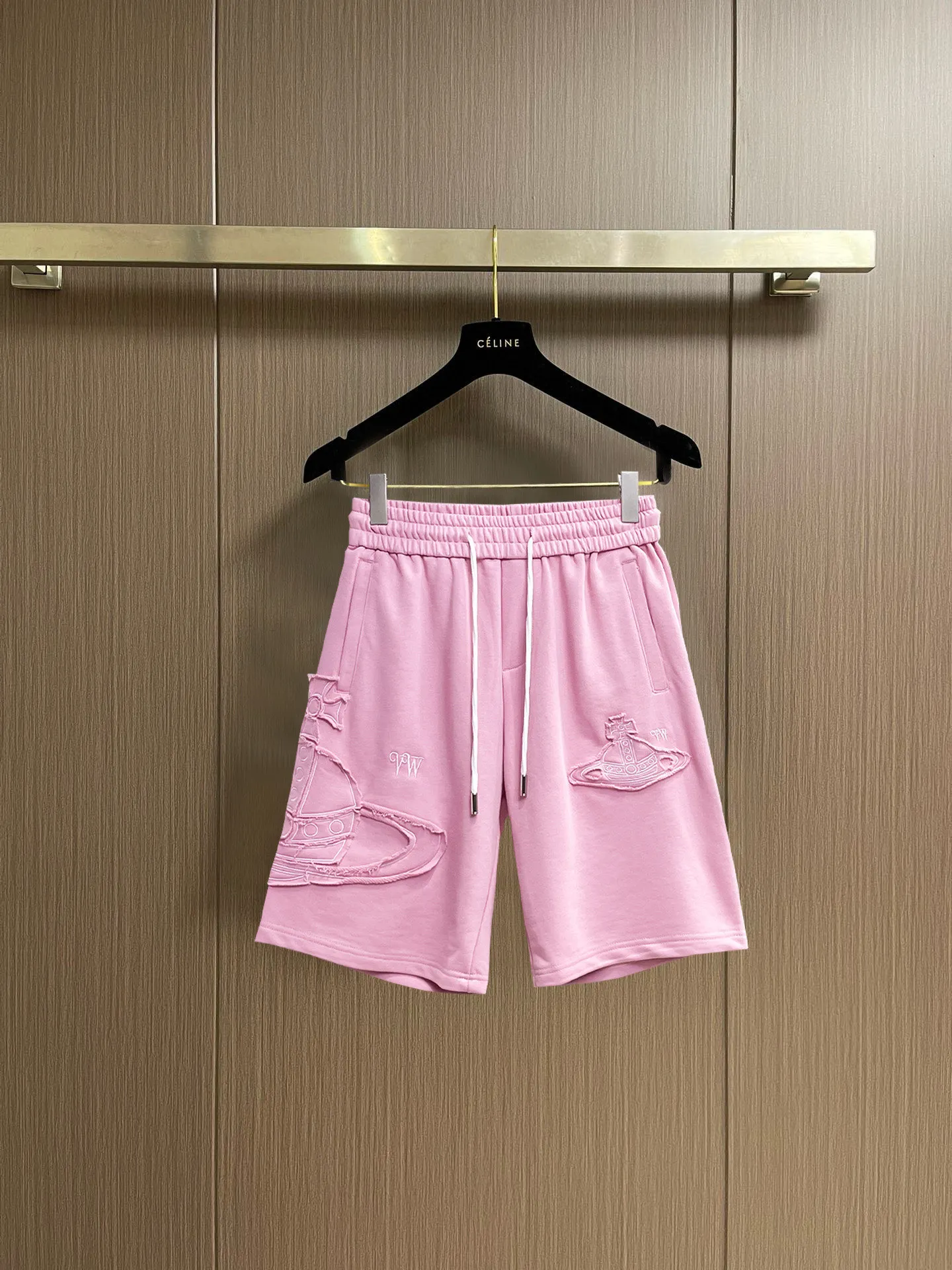 The Queen Mother's three-standard complete 2026 summer New Arrival men's casual shorts, advanced custom-made fabric Breathable fabric, Breathable elasticity and comfort, impeccable details, top-grade accessories, original logo design concept, delicate and soft feel! The upper body fit is awesome! Size: M-XXXL Please state your height and weight when ordering